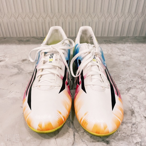 Adidas F30 Messi soccer shoes - Picture 4 of 8